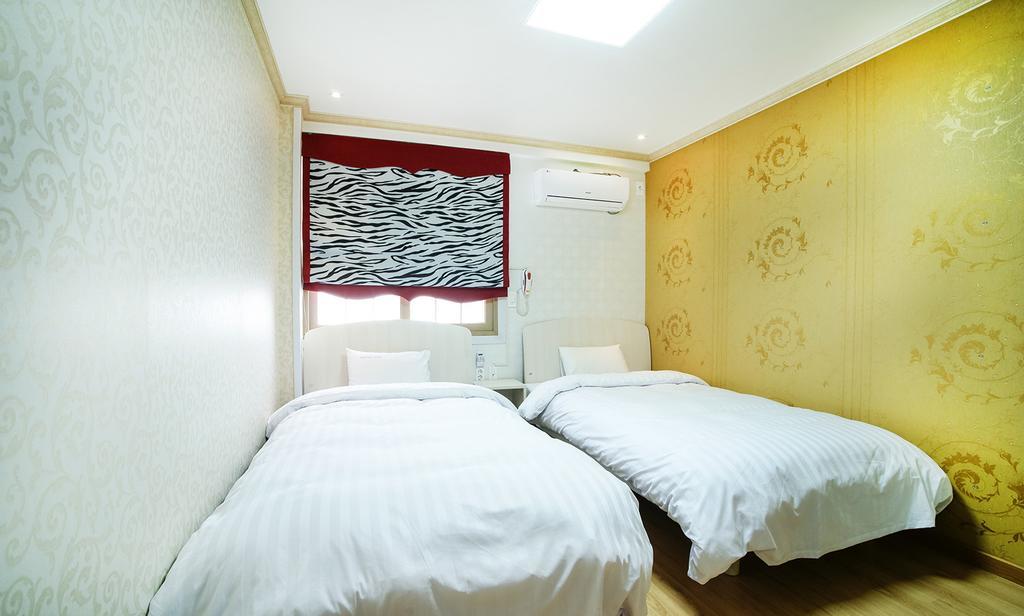 Tamragio Residence Hotel Jeju Room photo